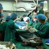 Kíp phẫu thuật thực hiện ghép tạng. (Nguồn: Tư liệu Bệnh viện Việt Đức/TTXVN phát)