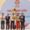 Trao cúp vô địch giải bóng đá hạng nhất quốc gia cho Câu lạc bộ bóng đá Hà Nội. (Ảnh: Quốc Khánh/TTXVN)