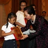 Phó Chủ tịch nước Nguyễn Thị Doan tặng quà các em học sinh, sinh viên giỏi tiêu biểu toàn quốc. (Ảnh: Phạm Kiên/TTXVN)