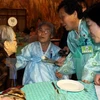 Cụ bà Hàn Quốc 96 tuổi (trái) gặp lại người thân ở Triều Tiên tại Kumgang. (Nguồn: Yonhap/TTXVN)