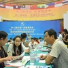 Doanh nghiệp Việt Nam giới thiệu sản phẩm với đối tác Trung Quốc. (Ảnh: Thanh Tùng/TTXVN)