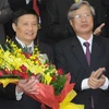 Ông Trần Quốc Vượng, Bí thư Trung ương Đảng, Chánh Văn phòng Trung ương Đảng tặng hoa cho ông Nguyễn Khắc Chử. (Ảnh: Nguyễn Công Hải/TTXVN)
