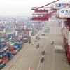 Vận chuyển container tại cảng ở Thanh Đảo, Sơn Đông. (Nguồn: Reuters)