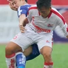 Pha tranh bóng giữa cầu thủ hai đội Thành phố Hồ Chí Minh và Gia Lai. (Ảnh: Quang Nhựt/TTXVN)