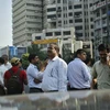 Người dân rời khỏi các tòa nhà cao tầng ở Ấn Độ. (Nguồn: Reuters)