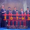 Phó Thủ tướng Hoàng Trung Hải và đại diện Công ty Liên doanh Hoàng Long bấm nút đón dòng dầu khí đầu tiên từ giàn đầu giếng H5 mỏ Tê giác trắng. (Ảnh: Hoàng Hải/Vietnam+)