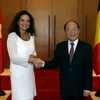 Chủ tịch Quốc hội Nguyễn Sinh Hùng đón Chủ tịch Thượng viện Bỉ Christine Defraigne. (Ảnh: Nhan Sáng/TTXVN)