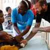 David Beckham thăm trẻ em bị suy dinh dưỡng. (Nguồn: UNICEF)