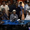 Cựu thủ tướng Malaysia Mahathir Mohamad (giữa) trong một lần phát biểu trước báo giới. (Nguồn: AFP)