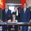 Chủ tịch nước Trương Tấn Sang ký‎ Lệnh công bố Hiến pháp nước CHXHCN Việt Nam ngày 8/12/2013. (Ảnh: Nguyễn Khang/TTXVN)