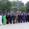 Đoàn đại biểu thành phố Hà Nội đến đặt hoa viếng tại Tượng đài V.I. Lenin. (Ảnh: An Đăng/TTXVN)