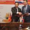Thứ trưởng Chu Ngọc Anh và Thứ trưởng Kaganov Veniamin Shaevich ký Biên bản và quy chế của Ủy ban hợp tác Giáo dục, Khoa học và Công nghệ Nga-Việt. (Ảnh: Quế Anh/Vietnam+)