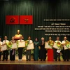 Trao tặng danh hiệu Nghệ nhân ưu tú trong lĩnh vực di sản văn hóa phi vật thể tại Thành phố Hồ Chí Minh. (Ảnh: Phương Vy/TTXVN)