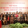 Tổng Bí thư Nguyễn Phú Trọng chụp ảnh chung với đoàn đại biểu Quốc hội thành phố Hà Nội. (Ảnh: Phương Hoa/TTXVN)
