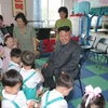 Ông Kim Jong Un trong một lần thăm trại trẻ mồ côi. (Nguồn: Kfausa.org)