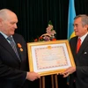 Đại sứ Nguyễn Minh Trí trao tặng Huân chương Hữu nghị cho ông Gavrilenco. (Ảnh: Duy Trinh/Vietnam+)