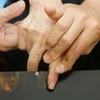 Lấy dấu vân tay làm thủ tục cấp đổi chứng minh thư nhân dân. (Ảnh minh họa. Nguồn: TTXVN)