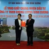 Ông Trần Văn Nam, Bí thư Tỉnh ủy, Chủ tịch Ủy ban Nhân dân tỉnh Bình Dương trao giấy chứng nhận đầu tư lãnh đạo Tập đoàn Cheng Long. (Ảnh: Quách Lắm/Vietnam+)