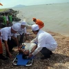 Lực lượng y tế sơ cấp cứu người bị nạn. (Ảnh: Lê Sen/TTXVN)