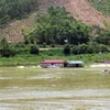 Người dân vớt được một số mảnh vỡ máy bay trên sông Lô