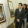Thứ trưởng Bộ Ngoại giao Hà Kim Ngọc cùng các đại biểu tham quan triển lãm. (Ảnh: Nguyễn Dân/TTXVN)