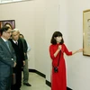 Các đại biểu xem triển lãm hình ảnh và hiện vật trưng bày tại hội nghị. (Ảnh: Nguyễn Dân/TTXVN) 