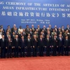 Chủ tịch Trung Quốc Tập Cận Bình chụp ảnh cùng các đại biểu trong ngày thành lập AIIB. (Nguồn: Reuters)