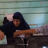 Cử tri bỏ phiếu vào hộp trong cuộc bầu cử quốc hội ở Giza, Ai Cập, ngày 18/10/2015. (Nguồn: VOA)