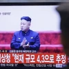 Binh sỹ Hàn Quốc theo dõi thông tin trên màn hình về nhà lãnh đạo Triều Tiên Kim Jong-un. (Nguồn: smh.com.au)
