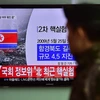 Binh sỹ Hàn Quốc theo dõi thông tin về vụ thử hạt nhân của Triều Tiên qua truyền hình tại nhà ga ở Seoul. (Ảnh: AFP/TTXVN)