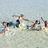 Bất chấp hiểm nguy rình rập, trẻ em chơi đùa trên sông nước mà không có phao cứu hộ. (Ảnh minh họa: Nguyễn Thủy/TTXVN)