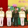 Đại tướng Trần Đại Quang, Bộ trưởng Bộ Công an trao Huân chương cho một số cán bộ Công an thành phố Hà Nội. (Ảnh: Doãn Tấn/TTXVN)