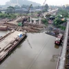 Cầu đường sắt Ninh Bình trong quá trình thi công. (Nguồn: TTXVN)