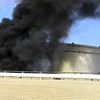 Khói bốc lên từ một cơ sở lọc dầu ở Libya sau khi trúng rocket. (Nguồn: Telegraph)