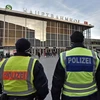 Cảnh sát Đức đứng gác bên ngoài ga trung tâm Cologne. (Nguồn: AP)