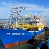 Tàu cá vỏ thép của ông Ngô Văn Lanh đang chuẩn bị để ra khơi chuyến biển đầu tiên tại cảng cá Vạn Phước, thị xã Sông Cầu. (Ảnh: Thế Lập/Vietnam+)
