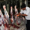 Kiểm tra an toàn vệ sinh thực phẩm tại một cơ sở giết mổ gia súc. (Ảnh minh họa: Lê Đức Hoảnh/TTXVN)