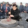 Chủ tịch nước Trương Tấn Sang thắp hương tưởng niệm tại khu mộ cố Tổng Bí thư Trần Phú ở huyện Đức Thọ. (Ảnh: Nguyễn Khang/TTXVN)
