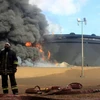 Khói bốc lên từ một kho dự trữ dầu tại nhà máy lọc dầu ở Ras Lanouf, Lybia ngày 23/1 sau các cuộc tấn công của IS. (Nguồn: AFP/TTXVN)