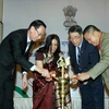Phó Chủ tịch UBND Thành phố Hồ Chí Minh Lê Thanh Liêm với Tổng Lãnh sự Ấn Độ Smita Pant cùng các đại biểu thực hiện nghi thức thắp đèn. (Ảnh: Thanh Vũ/TTXVN) 
