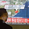 Người dân Hàn Quốc theo dõi bản tin về những rung chấn của động đất gần bãi thử hạt nhân Punggye-ri của Triều Tiên được phát qua truyền hình tại Seoul. (Nguồn: Kyodo/TTXVN)