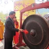 Bộ trưởng Bộ Tài chính Đinh Tiến Dũng đánh chiêng khai hội chùa Bái Đính năm 2016. (Ảnh: Ninh Đức Phương/TTXVN)