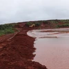 Thi công khắc phục hậu quả vụ vỡ đê hồ thải quặng của Nhà máy bauxite Tân Rai hồi năm 2014. (Ảnh: Đặng Tuấn/TTXVN)