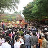 Lễ hội tại đền thờ Hai Bà Trưng thu hút du khách. (Nguồn: TTXVN)
