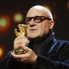 Đạo diễn người Italy Gianfranco Rosi nhận giải thưởng dành cho phim 'Fuocoammare' (Nguồn: Reuters)