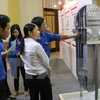 Thanh niên Ninh Thuận tham quan gian trưng bày về phát triển điện hạt nhân. (Ảnh: Đức Ánh/TTXVN)