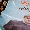 Một người dân bên bức ảnh ông Ali Motahari, một ứng cử viên trong cuộc bầu cử Quốc hội. (Nguồn: EPA)