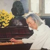 Bức ảnh nhạc sỹ Văn Cao bên piano do nhiếp ảnh gia Lê Quang Châu chụp. 