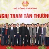 Thủ tướng Nguyễn Tấn Dũng với các Tham tán Thương mại dự hội nghị. (Ảnh: Doãn Tấn/TTXVN)