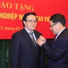 Trao tặng kỷ niệm chương “Vì sự nghiệp ngoại giao Việt Nam” cho ông Hoàng Bình Quân, Ủy viên Trung ương Đảng, Trưởng Ban Đối ngoại Trung ương Đảng. (Ảnh: Thống Nhất/TTXVN)